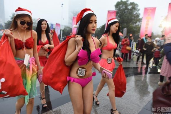 'bà già' Noel, 'bà già' Noel mặc bikini, 'bà già' Noel tặng quà